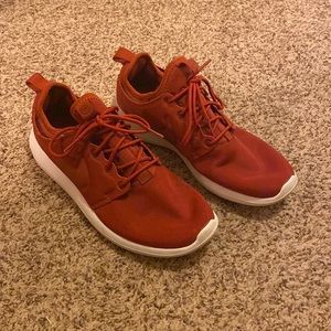 Red Nike Roches